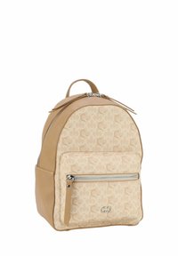 Zaino beige con un motivo testurizzato che presenta motivi intrecciati, forma arrotondata, maniglia superiore e una tasca frontale con zip. Accenti in metallo argentato.
