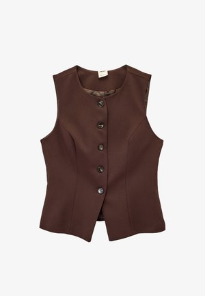Gilet marrone senza maniche con un design aderente, sei bottoni frontali e una texture liscia; la fodera interna è di colore a contrasto.