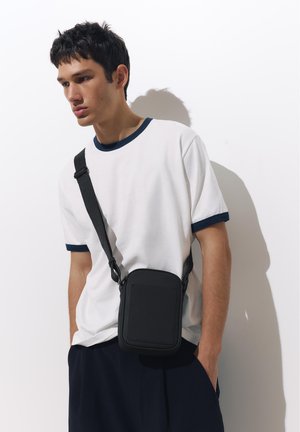 PULL&BEAR, CROSSBODY BAG - Sac bandoulière - black