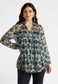 Przezroczysta bluzka w pastelowych kolorach z kwiatowym wzorem. Posiada kołnierzyk, długie rękawy i plisowane detale z przodu.