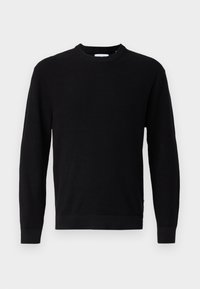 Schwarzer, langärmeliger Pullover mit Rundhals und geripptem Muster sowie Bündchen, auf einem schlichten weißen Hintergrund präsentiert.