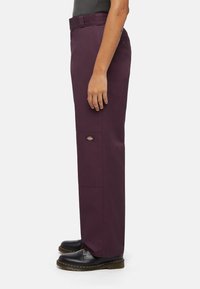 Dickies DOUBLE KNEE  - Pantalones - plum perfect