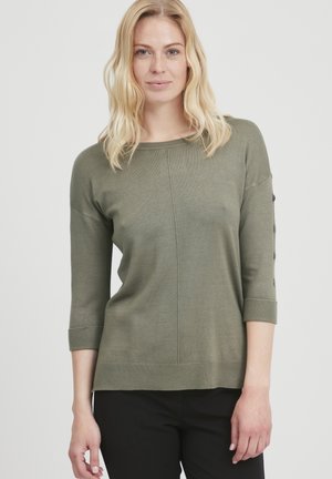 Maglione lavorato a maglia verde oliva con maniche a tre quarti, caratterizzato da polsini a costine, scollatura tonda e bottoni decorativi lungo le maniche.