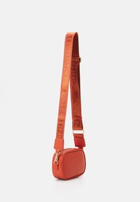 Borsa a tracolla rossa in pelle con forma rettangolare, dotata di una cerniera dorata e di una tracolla regolabile con motivo logo. Texture liscia, design minimalista.