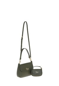 Set di borse verde scuro composto da una borsa grande con pattina frontale piatta e una pochette più piccola. Entrambi sono realizzati in materiale liscio con accessori in finitura dorata.