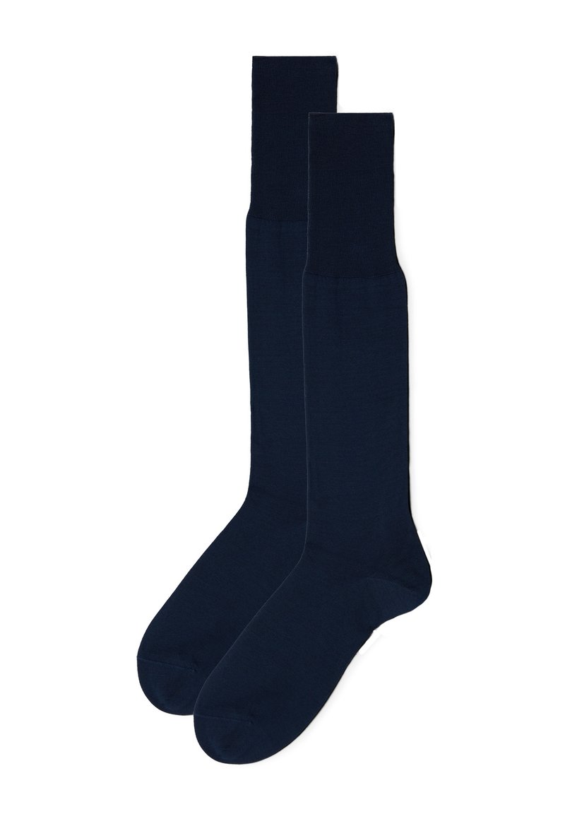 Calcetines de color azul marino hasta la rodilla, hechos de un material suave con una textura lisa y puños acanalados. Diseño simple y uniforme sin patrones.