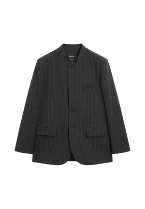 Šedý pruhovaný blazer s kulatým výstřihem, dvěma předními kapsami a zapínáním na jeden knoflík. Vyroben z texturované tkaniny, moderní střih.