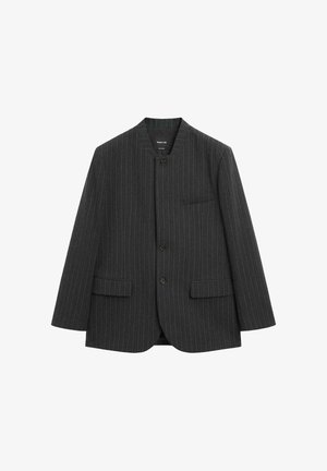 Grijze pinstripe blazer met een ronde halslijn, twee voorkezen en een enkele knoopsluiting. Gemaakt van gestructureerde stof, moderne snit.