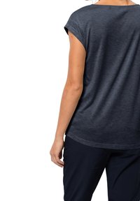 Mörkgrå, kortärmad t-shirt gjord av mjukt, lätt material med en avslappnad passform, som har en rundad fåll och uppvikta ärmar.