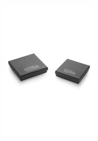 Cajas de regalo cuadradas negras con textura mate, con el texto en relieve "¡REBELDES DE VERDAD!" en la tapa. Se muestran dos tamaños, con bordes limpios.