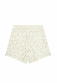 Pantaloni corti bianchi all'uncinetto con un motivo a diamante, bordi a scallop e una finitura testurizzata per un design leggero e traspirante.