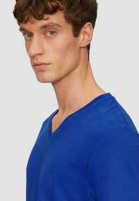 s.Oliver MIT V-AUSSCHNITT - T-shirt basic - ozeanblau