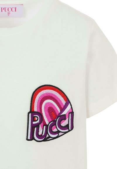 Biała bawełniana koszulka z kolorowym haftowanym wzorem koncentrycznych kształtów w odcieniach czerwieni, różu i fioletu z napisem "Pucci".