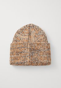 Gorro de malha em bege, laranja e azul escuro. Apresenta uma textura canelada com um punho dobrado e um topo arredondado para um ajuste confortável.
