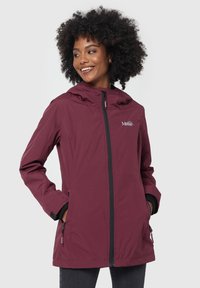 Giacca impermeabile bordeaux con cappuccio, chiusura frontale con zip e due tasche laterali. Presenta polsini regolabili e un logo leggero sul petto.
