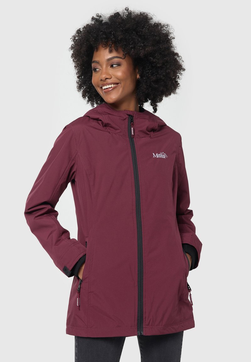 Giacca impermeabile bordeaux con cappuccio, chiusura frontale con zip e due tasche laterali. Presenta polsini regolabili e un logo leggero sul petto.