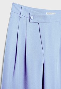 Pantalon bleu clair taille haute avec ceinture boutonnée et plis sur le devant, marque Stradivarius, taille EUR 36.