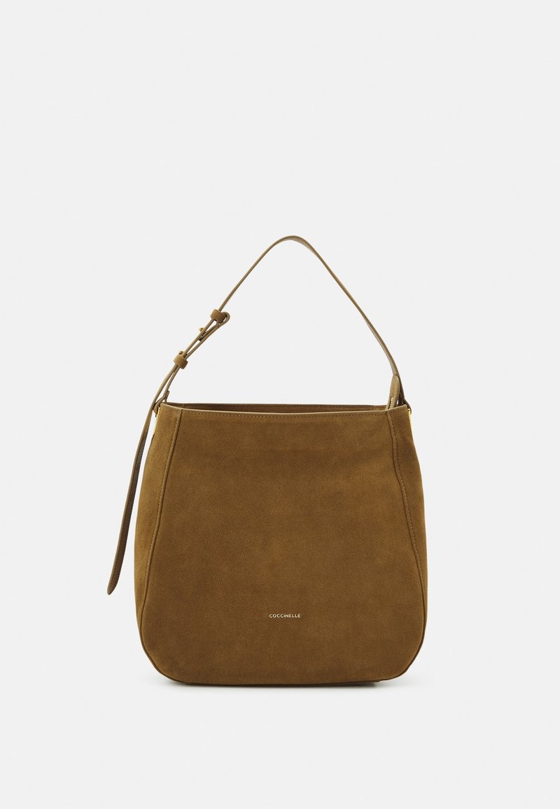 Sac bandoulière en daim marron avec bandoulière réglable et petit logo de la marque centré près du bas sur un fond uni clair.