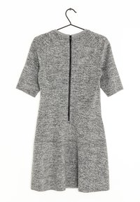 Szara sukienka z krótkim rękawem, wykonana z teksturowanej tkaniny, z pionowym czarnym zamkiem z tyłu, zaprojektowana w kształcie litery A, wisi na wieszaku.