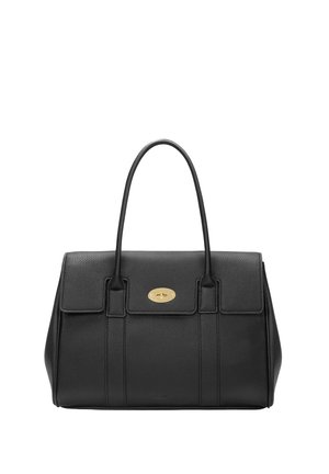 Czarna torebka z teksturowanej skóry z dwoma uchwytami i złotym, owalnym zapięciem na przednim klapie.