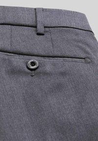Graue Hose mit glatter Textur, flachem Bund, Seitentaschen und einem schwarzen Knopf am Gesäßtasche zur Befestigung.