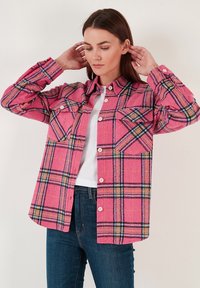 LELA Gombos blúz - fuchsia