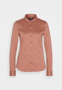 Blouse pour femme à manches longues avec boutons, en rose poussiéreux mat, dotée d'un col pointu et de poignets, présentée sur fond blanc.