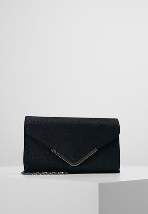 Czarna, błyszcząca kopertówka z metalowym srebrnym akcentem w kształcie litery V i srebrnym łańcuszkiem na białym tle.