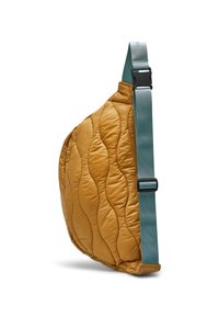Gequilted schoudertas in mosterdgeel met een gebogen vorm, voorzien van een teal schouderband en een zwarte verstelbare gesp. Gladde textuur met golvende stiksels.