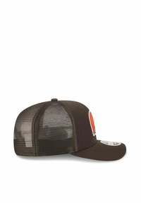 Braune Trucker-Cap mit Netzrücken und flachem Schirm. Hat ein oranges Logo auf der Vorderseite und eine strukturierte Krone.