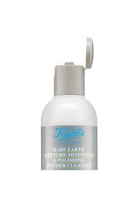 Hvit plastflaske med en sølvfarget etikett, har blå tekst og et grått lokk med hengslet topp. Inneholder pulverrensemiddel for porene.