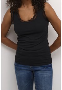 Zwart geribd tanktopje met kanten rand langs de halslijn en bandjes, gecombineerd met blauwe denim jeans. Soepele textuur en nauwsluitend ontwerp.