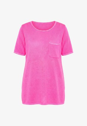 Kirkkaan pinkki lyhythihainen paita pyöreällä pääntiellä ja pienellä rintataskulla, esillä valkoisella taustalla.