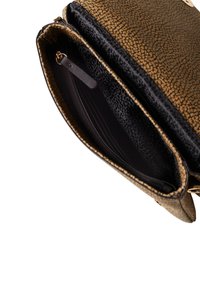 Borsa di bronzo con motivo, interno nero, dotata di chiusura a zip e una tasca con cerniera per l'organizzazione. Esterno strutturato.