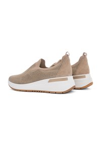 Sneaker slip-on beige con tomaia in rete e dettagli in suede. Suola intermedia bianca spessa con suola esterna in gomma marrone chiaro strutturata. Design minimalista.