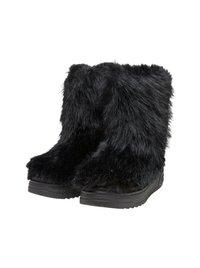 Bottes en fausse fourrure noire avec une semelle épaisse noire, présentant un design mi-long et une fourrure texturée et volumineuse pour la chaleur et le confort.