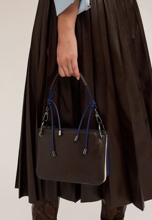Bolso de piel marrón con textura y acentos en azul y crema, que presenta dos asas anudadas y herrajes plateados. Adecuado para uso casual o formal.