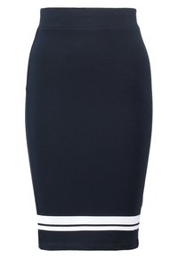 Námořnická modrá tužková sukně do kolen s vysokým pasem a dvěma bílými horizontálními pruhy blízko lemu.