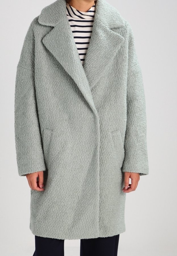 Cappotto oversize in verde menta, morbido, con colletto a revers, maniche lunghe e tasche laterali, realizzato in tessuto testurizzato.