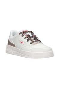 Sneaker bianco con lacci a stampa leopardata, parte superiore in pelle liscia, dettagli marroni e una suola in gomma elegante. Dettaglio del marchio visibile sul lato.