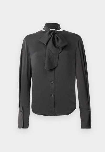 Musthave musta pluus siledast kangast, millel on lipsu krae, täispikkade varrukate, nööpidega ees ja mansetti detailid.