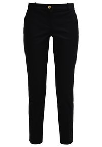 Pantalon noir ajusté, avec bouton et fermeture éclair à l'avant, passants pour ceinture, et jambes fuselées.