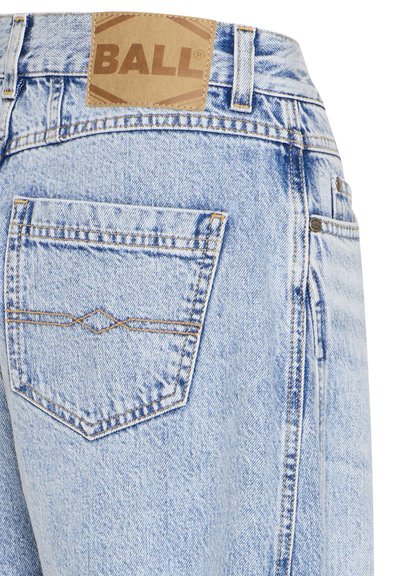 Svijetloplave traperice imaju kožni detalj s natpisom "BALL" na pojasu, kontrastnu šav i mali detalj džepa na leđima.