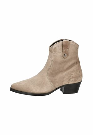 Stivale alla caviglia in suede beige con punta appuntita, cuciture decorative e tacco basso a blocco. Zip laterale e linguetta per una facile indossabilità.