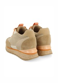 Baskets beiges avec une tige en tissu texturé, des accents en daim, des lacets orange et une semelle intermédiaire en jute tressé. Détail notable du logo au dos.