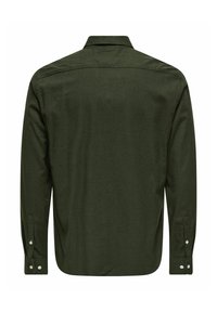 Camisa de manga larga verde oscuro con cuello, yugo trasero y puños abotonados. Hecha de una tela suave y texturizada. Diseño limpio y minimalista.