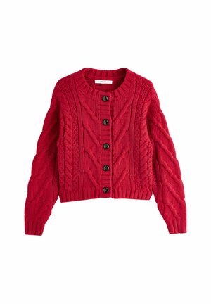 Cardigan rosso lavorato a maglia con un motivo a treccia testurizzato, scollo rotondo, taglio corto e cinque bottoni neri sul davanti.