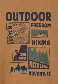 Braunes T-Shirt mit blauen, outdoor-inspirierten Grafiken, die Berge, Bäume und eine topografische Karte zeigen. Der Text lautet "OUTDOOR FREEDOM HIKING".