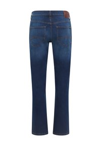 Jeans de mezclilla en azul oscuro con un corte recto. Presentan dos bolsillos traseros y un parche de cuero marrón con el logotipo en la cintura.