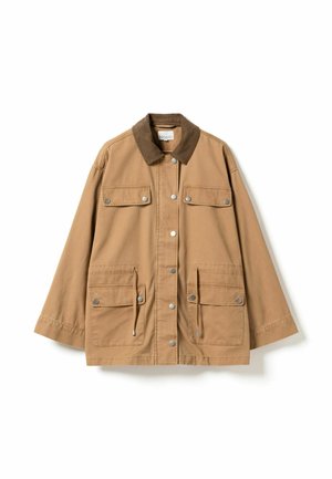 Brun bomuldsjakke med en kordfløjlskrave, der har to brystlommer og to nederste lommer, trykknaplukning og justerbare snore.